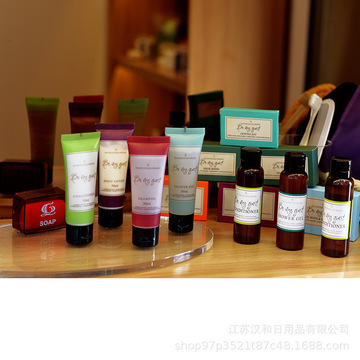 酒店賓館一次性用品環(huán)保銅板紙包裝PET鋁蓋瓶沐浴液OEM代加工