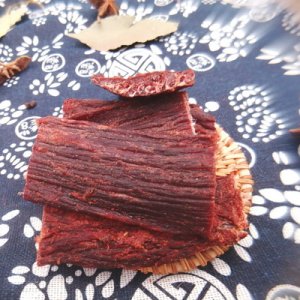 四川風(fēng)味特產(chǎn)麻辣肉干手撕牛肉干OEM/ODM