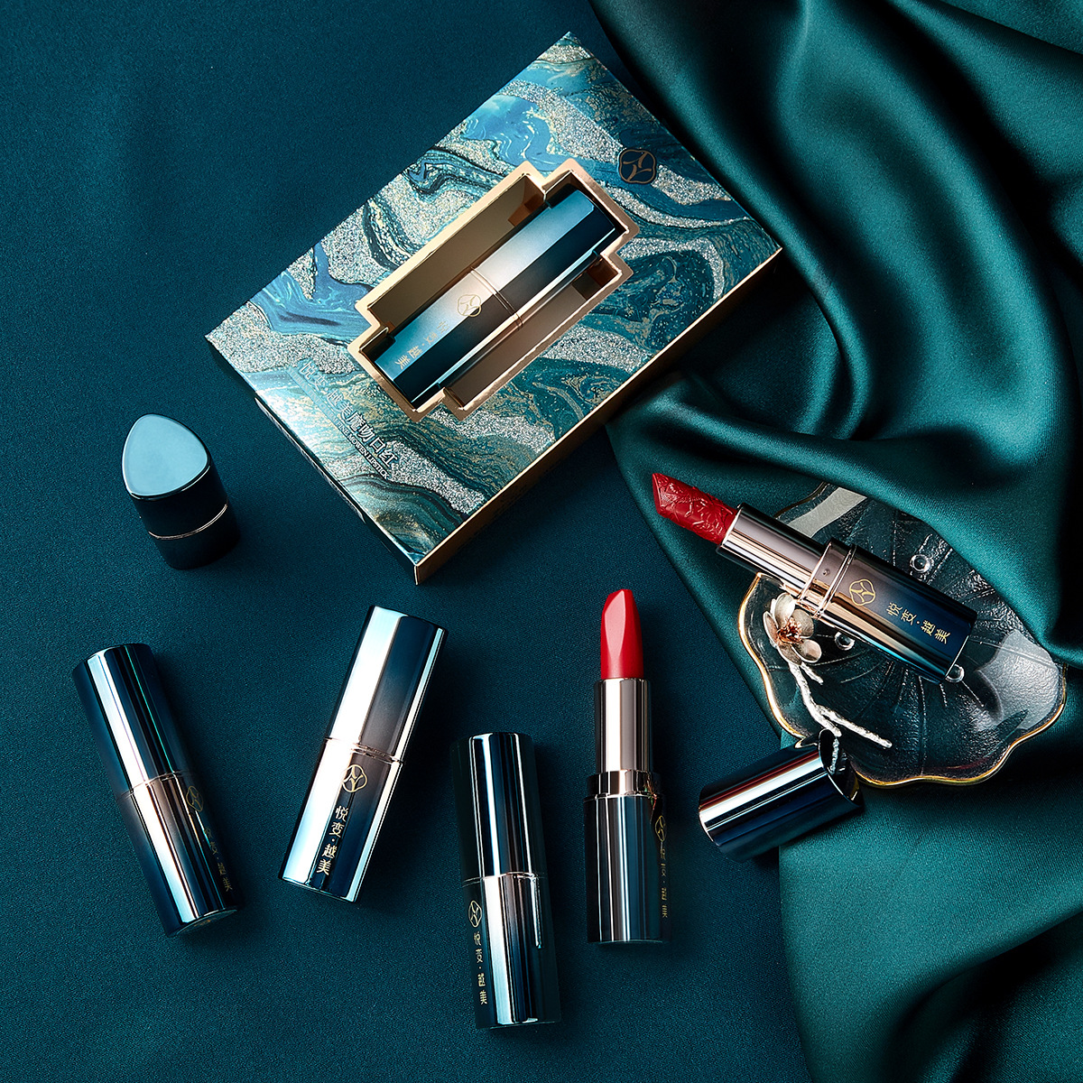 抖音網(wǎng)紅同款雕花口紅啞光絲絨不沾杯中國風(fēng)彩妝三色唇膏學(xué)生平價(jià)OEM代加工