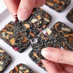 黑芝麻丸小零食即食批發(fā)蜂蜜黑芝麻丸手工丸九蒸九曬網(wǎng)紅零食廠家