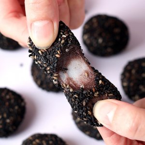 黑芝麻丸血糯芝麻丸牛奶拉絲網(wǎng)紅零食手工制作新品上市傳統(tǒng)糕點(diǎn)咨